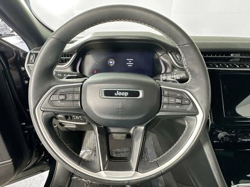 Used 2023 Jeep Grand Cherokee Altitude RWD image 11