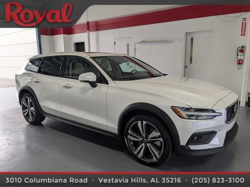 Certified 2025 Volvo V60 B5 Cross Country Plus w/ Climate Package AWD/4WD image 5
