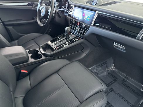 Used 2025 Porsche Macan image 18
