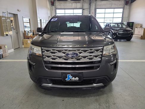 Used 2018 Ford Explorer XLT image 3