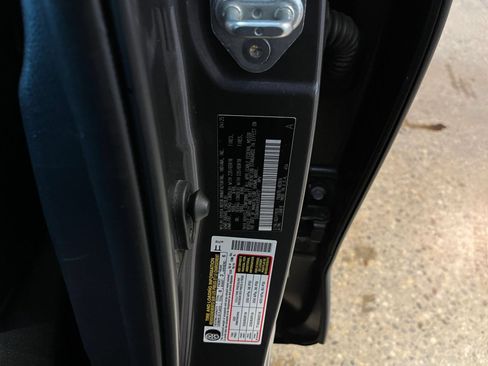 Used 2025 Toyota Highlander LE FWD image 31