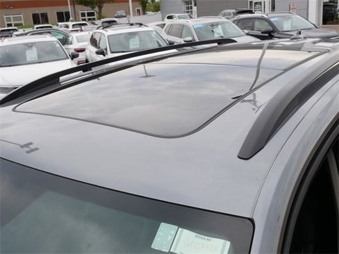 Certified 2025 Volkswagen Atlas SE image 11