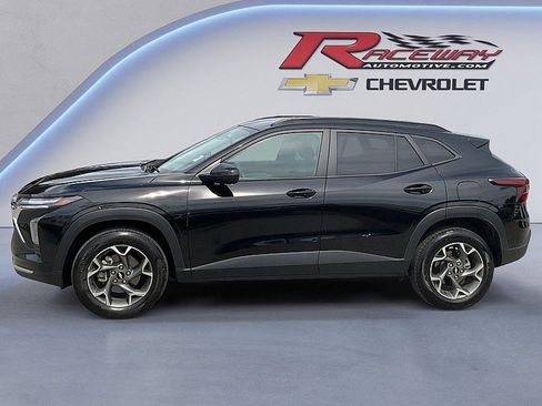 Used 2025 Chevrolet Trax LT FWD image 2
