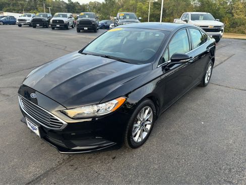 Used 2017 Ford Fusion SE w/ Fusion SE Technology Package image 7