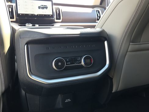 Used 2025 Ford Expedition Active AWD/4WD image 19