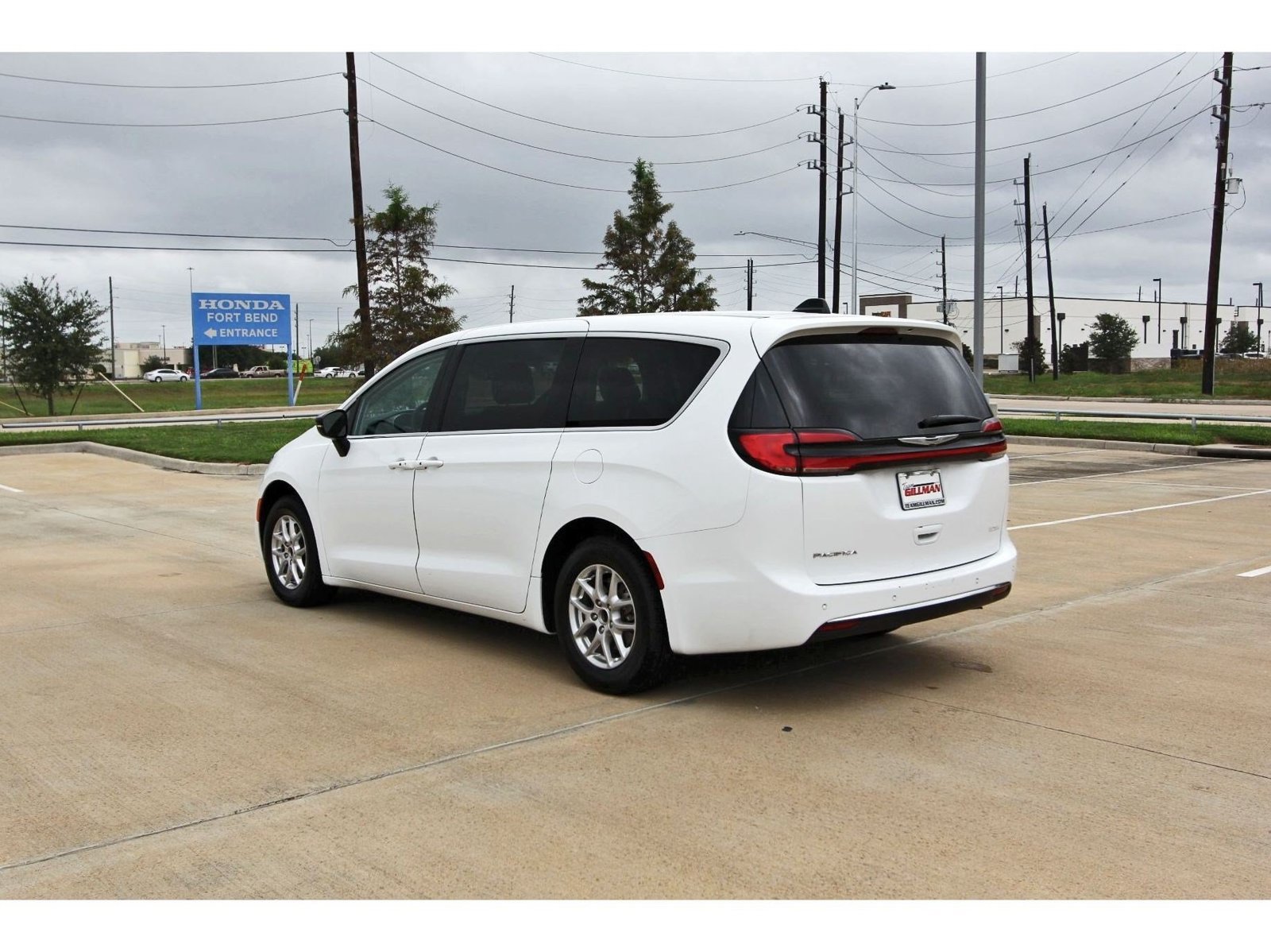 Used 2024 Chrysler Pacifica Touring-L FWD image 5