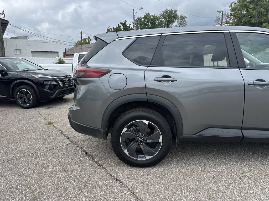 Used 2024 Nissan Rogue SV AWD/4WD image 4