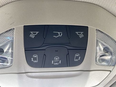Used 2022 Chrysler Voyager LX FWD image 34