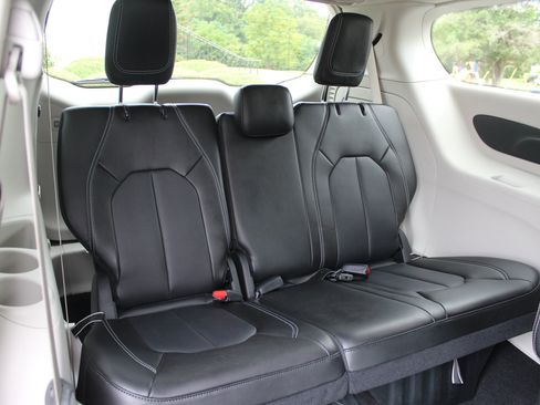 Used 2024 Chrysler Pacifica Select image 49