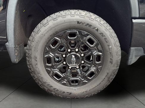 Used 2022 Chevrolet Silverado 2500 LTZ w/ LTZ Plus Package AWD/4WD image 10