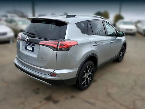 Used 2016 Toyota RAV4 SE image 10