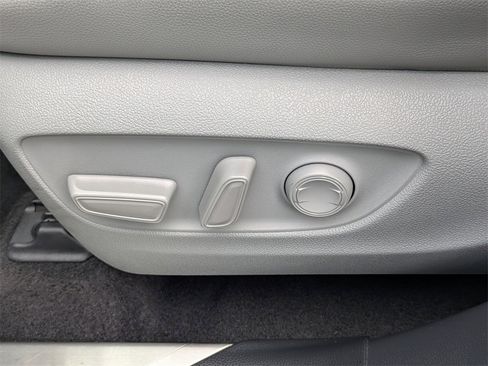 Certified 2023 Toyota Highlander XLE image 22