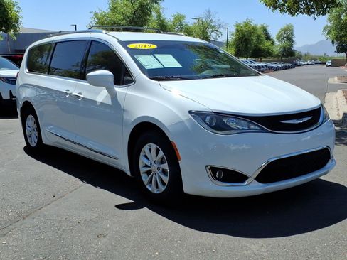 Used 2019 Chrysler Pacifica Touring-L image 7