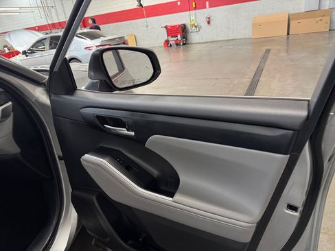 Used 2021 Toyota Highlander XLE FWD image 18