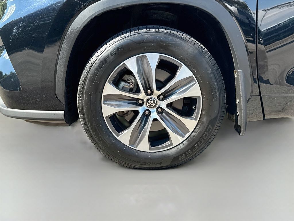 Used 2022 Toyota Highlander XLE AWD/4WD image 35