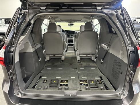 Used 2017 Toyota Sienna XLE w/ XLE Navigation Package AWD/4WD image 18