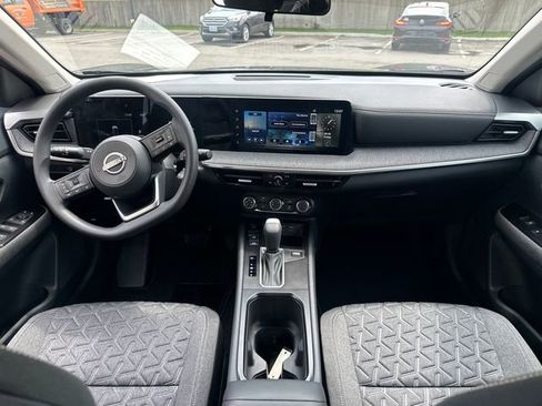 Used 2025 Nissan Kicks SV w/ Charging Package image 18