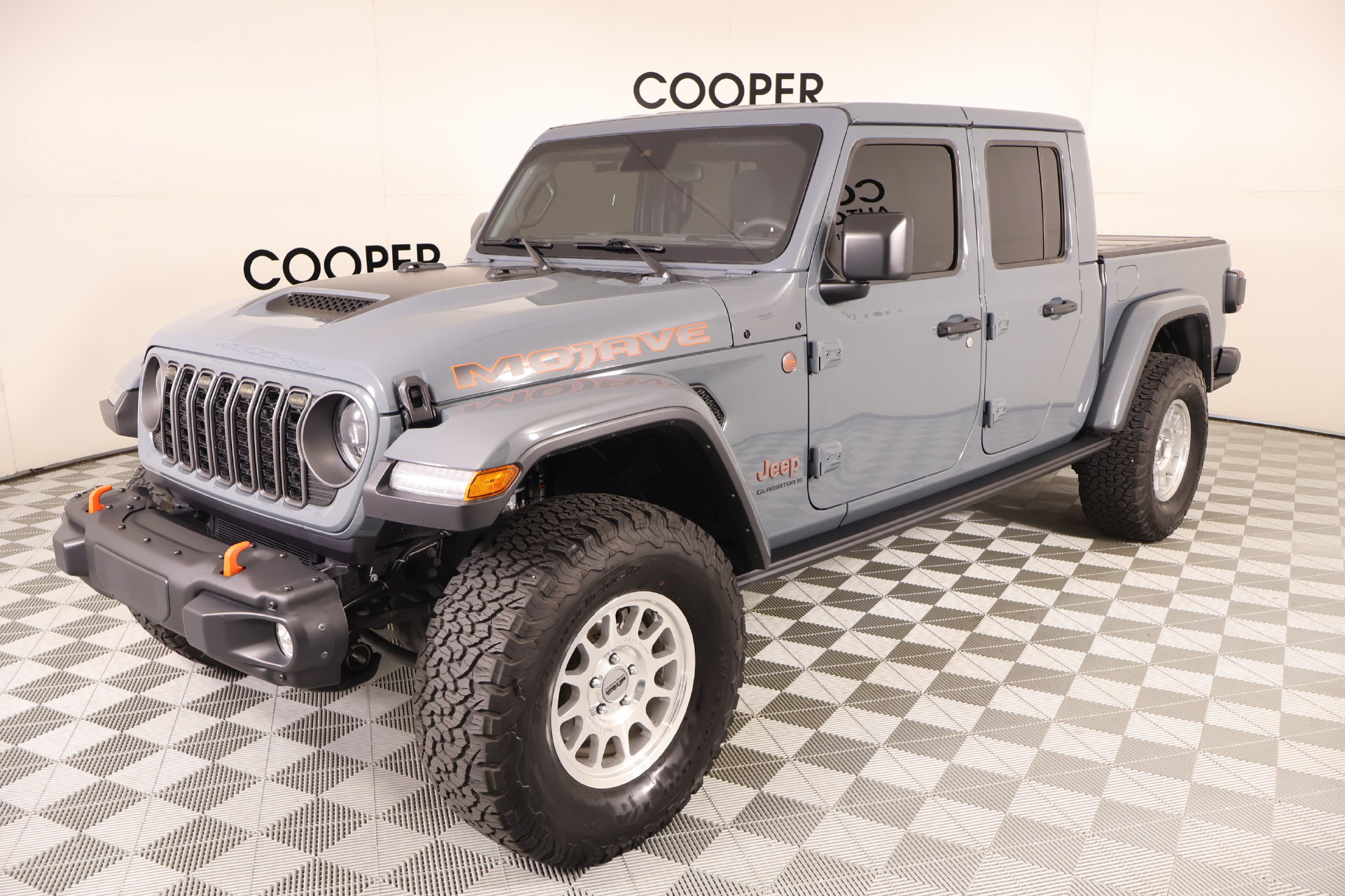 Used 2025 Jeep Gladiator Mojave w/ Steel Bumper Group AWD/4WD image 9