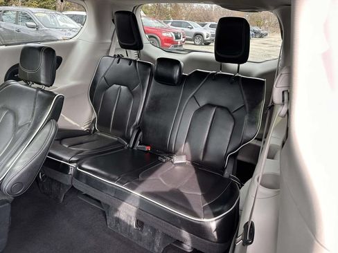 Used 2023 Chrysler Pacifica Limited FWD image 15