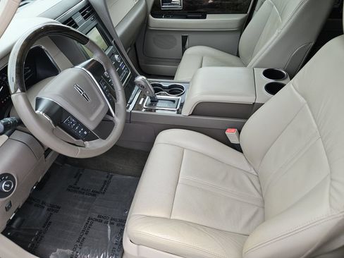 Used 2016 Lincoln Navigator Select RWD image 16