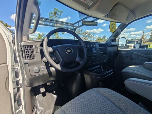 Used 2016 Chevrolet Express 2500 image 15