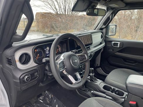 Used 2024 Jeep Wrangler Unlimited Sahara AWD/4WD image 21