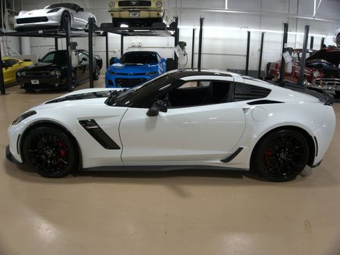 Used 2015 Chevrolet Corvette Z06 w/ 3LZ Preferred Equipment Group image 2