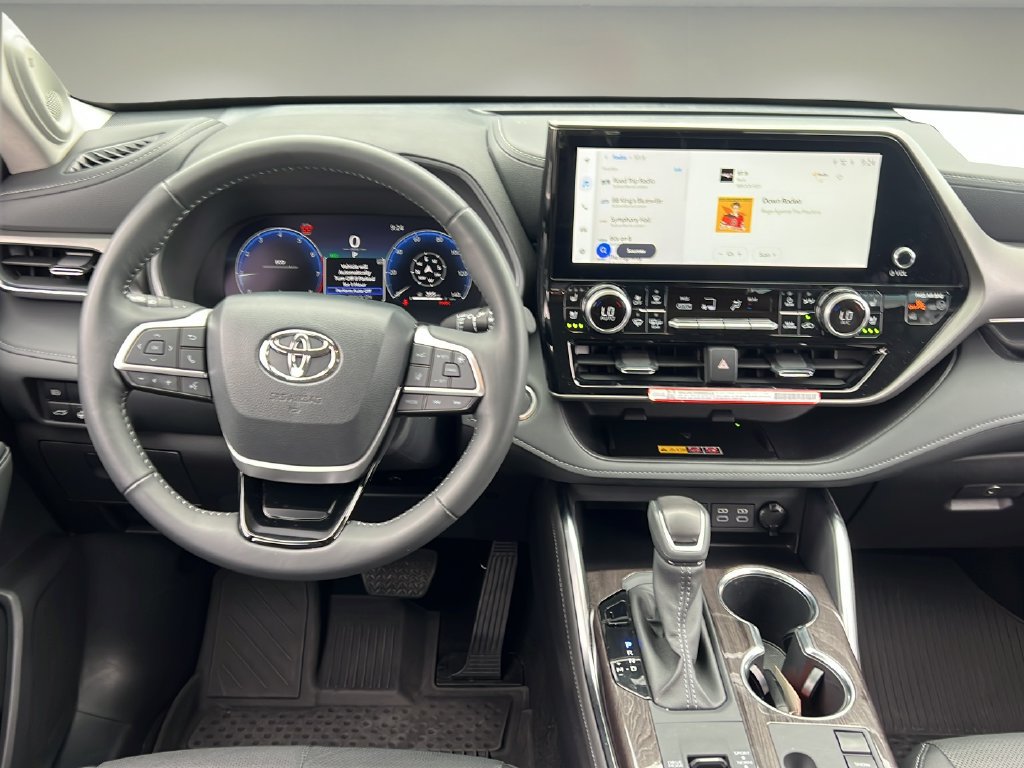 Used 2025 Toyota Highlander Limited FWD image 13