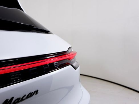 Certified 2024 Porsche Macan image 13