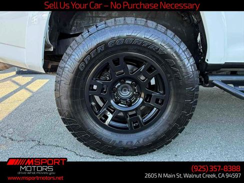 Used 2018 Toyota 4Runner SR5 AWD/4WD image 35