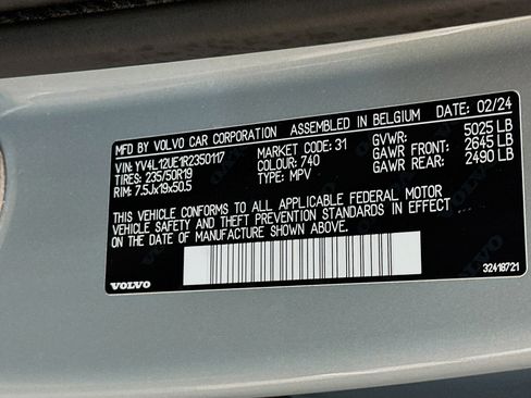 Used 2024 Volvo XC40 B5 Plus image 12