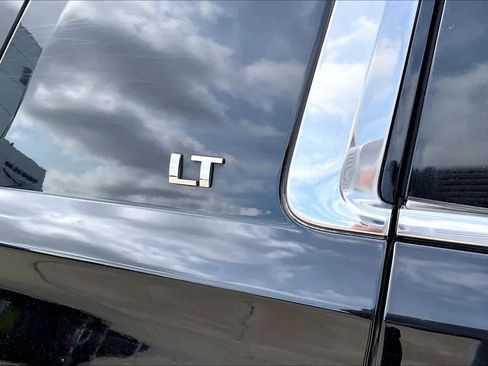 Used 2017 Chevrolet Suburban LT RWD image 29