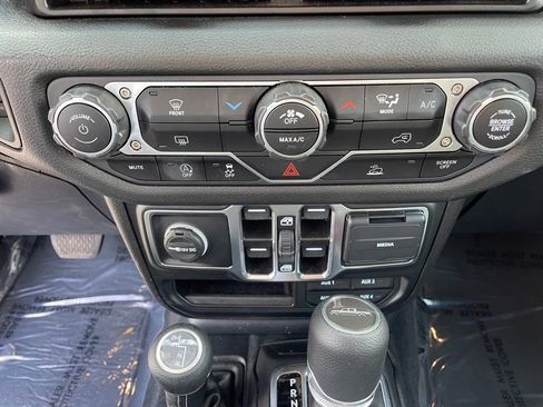 Used 2025 Jeep Gladiator Sport image 17