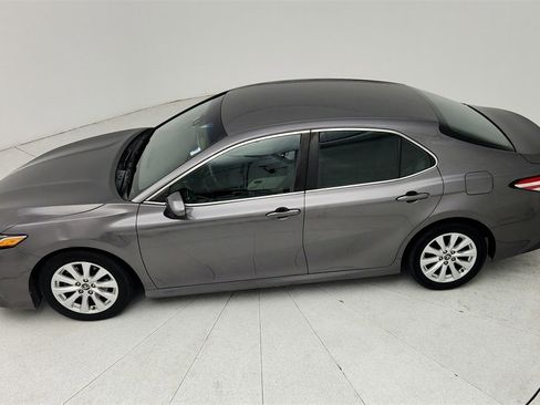 Used 2018 Toyota Camry LE image 15