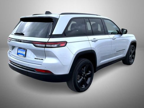 Used 2024 Jeep Grand Cherokee Altitude image 5