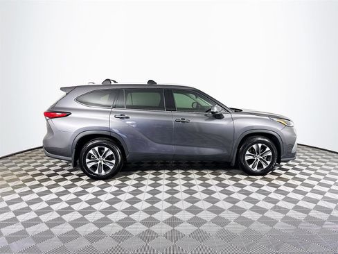 Used 2022 Toyota Highlander XLE image 9