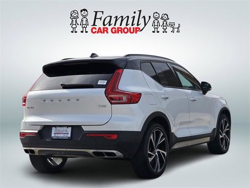 Used 2020 Volvo XC40 T4 R-Design image 4