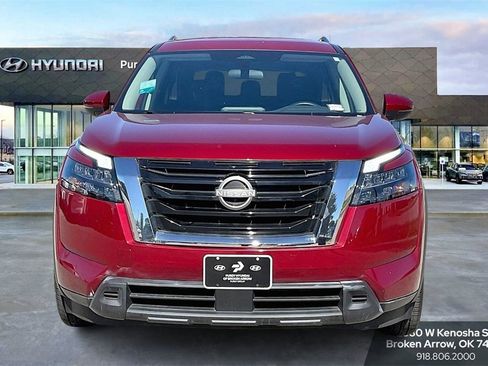 Used 2024 Nissan Pathfinder SV image 3