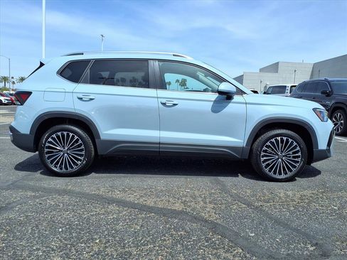 New 2026 Volkswagen Taos SE image 6