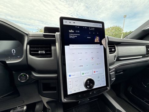 Used 2024 Ford Expedition Platinum image 17