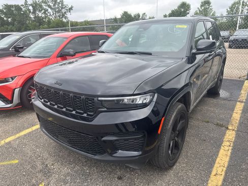 Used 2024 Jeep Grand Cherokee Altitude AWD/4WD image 2