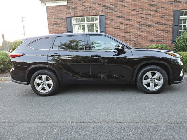 Used 2021 Toyota Highlander L FWD image 6