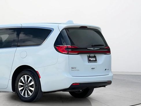 Used 2022 Chrysler Pacifica Touring-L FWD image 6