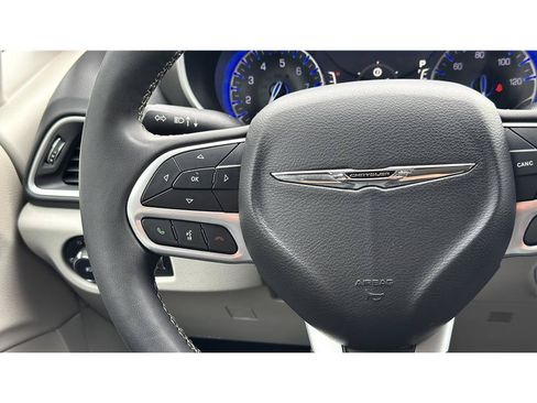Used 2024 Chrysler Pacifica Touring-L FWD image 28