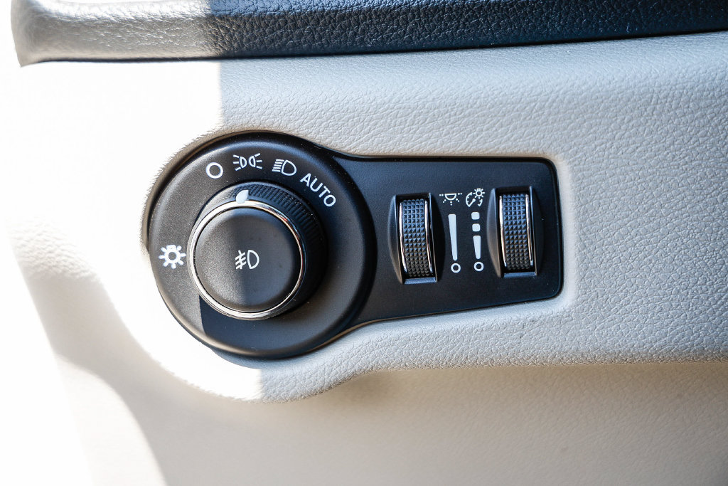 Used 2021 Chrysler Pacifica Touring-L FWD image 41