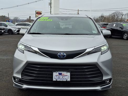 Used 2025 Toyota Sienna XLE image 2
