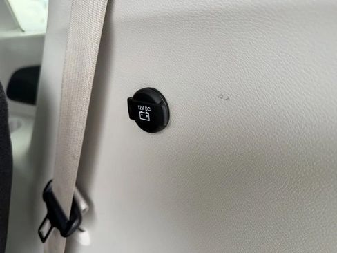 Used 2024 Chrysler Pacifica Touring-L image 37