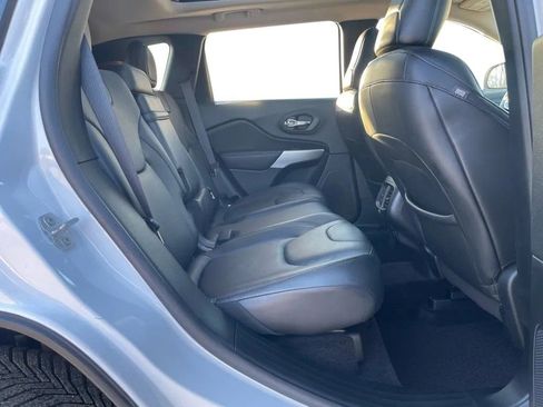 Used 2017 Jeep Cherokee Overland w/ Technology Group AWD/4WD image 17