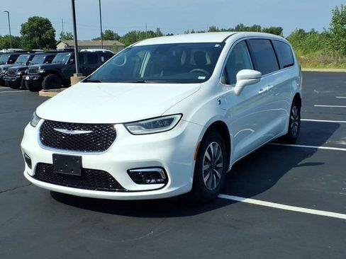 Used 2022 Chrysler Pacifica Touring-L FWD image 2