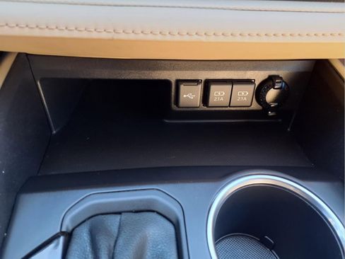 Used 2021 Toyota Highlander XLE image 7